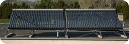 Zonneboilers op het dak van een gebouw.