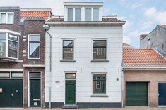 De voorgevel van een monumentaal pand in Kampen dat Jelle Kapitein gerestaureerd heeft
