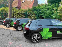 Drie zwart met groene bedrijfsauto's van Klaver Advies en Ingenieursbureau